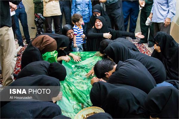 دیدار خانواده دو شهید لامردی با پیکر فرزندانشان 3