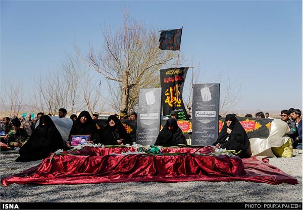 تشییع دو شهید گمنام دوران دفاع مقدس در روستای صالح آباد - همدان