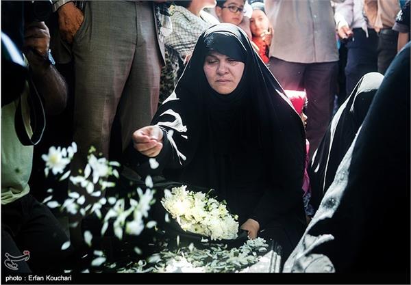 اولین دیدار خانواده شهید مرتضی محمد با فرزند شهیدشان 10