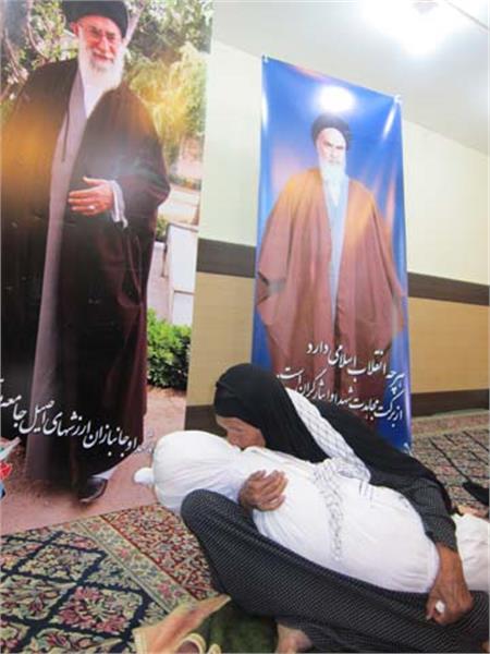 وداع مادر شهید جلال رئیسی با پیکر تازه تفحص شده اش