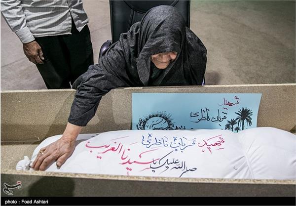 دیدار خانواده شهیدقربان نظری با پیکر فرزندشان 7