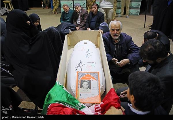 دیدار خانواده شهید تازه تفحص شده حسین سپهر با پیکر وی 2