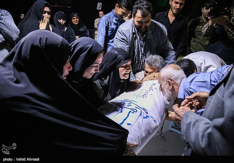 نخستین دیدار خانواده شهید علیرضا بدرخانی بعد از ۲۸ سال با پیکرش 1