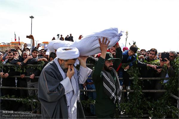 مراسم تشییع و خاکسپاری دو شهید گمنام در خمین 30