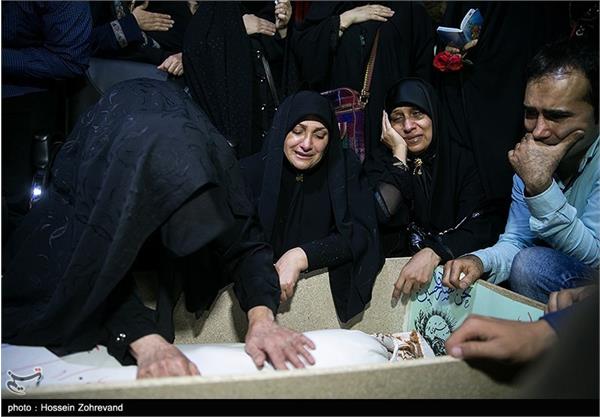 دیدار خانواده شهید ناصر مظفری با پیکر فرزندشان پس از ۳۳ سال 8