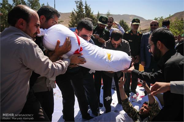 تشییع پیکر شهید گمنام در دهکده مقاومت تهران 12