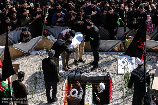 مراسم تشییع و تدفین پیکر دو شهید گمنام در مدرسه علمیه مروی 27