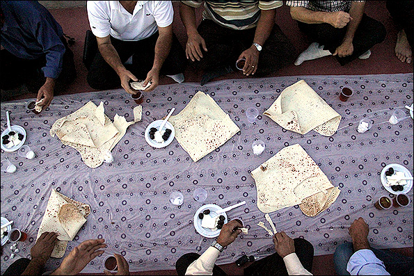 افطار تاکسیرانان در جوار شهدای گمنام کهف الشهدا