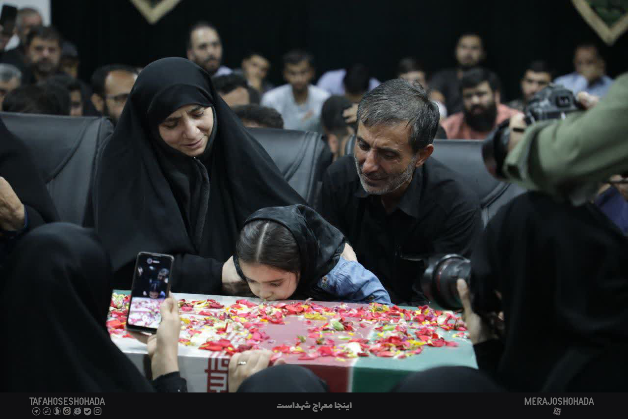 وداع با پیکر مطهر شهید مدافع حرم مهدی اکبرپور روشن 18 تیر 1402 4